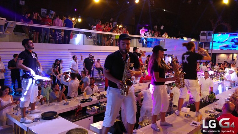 Donner Sang Compter Fundraising at White
