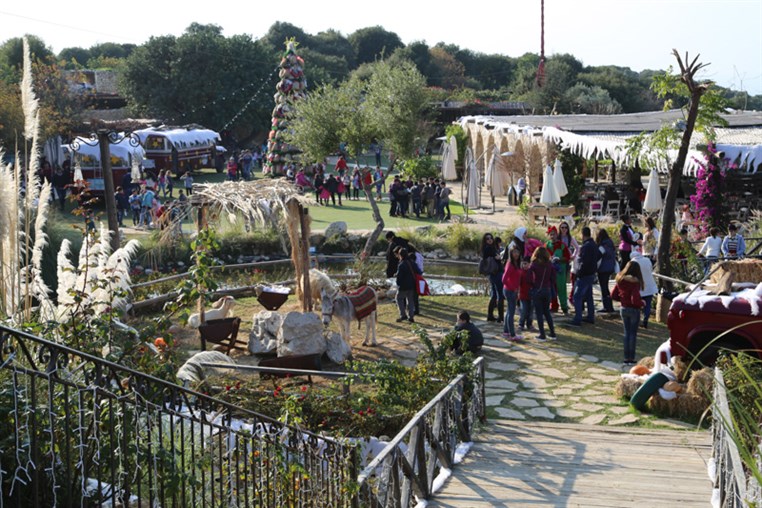 Arnaoon Christmas Village
