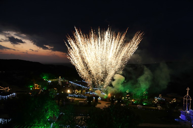Arnaoon Christmas Village