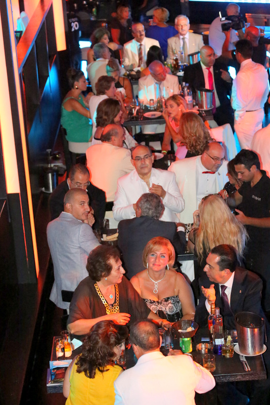 Lions D351 Hand Over Dinner
