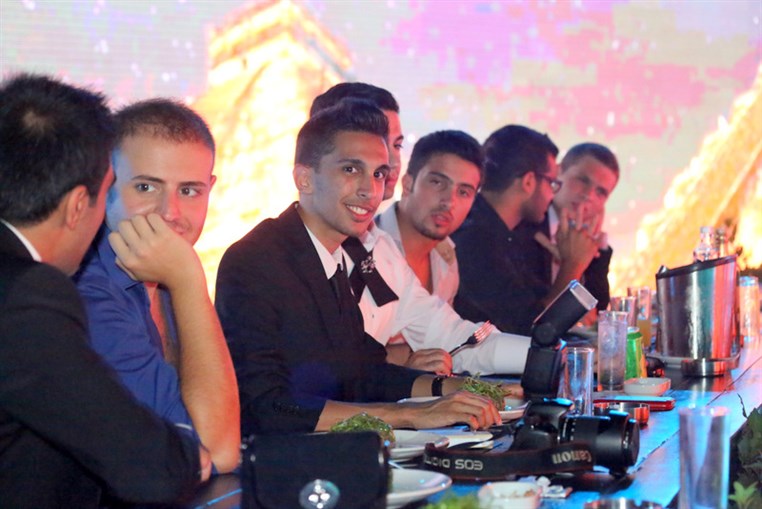 Lions D351 Hand Over Dinner