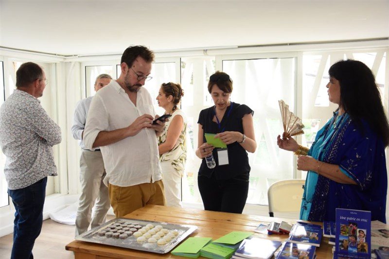 Une partie en Vrac : Book singing by Dr Noha Baz