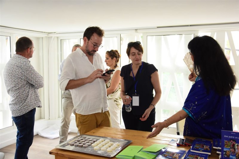 Une partie en Vrac : Book singing by Dr Noha Baz