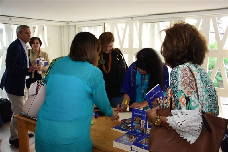 Une partie en Vrac : Book singing by Dr Noha Baz
