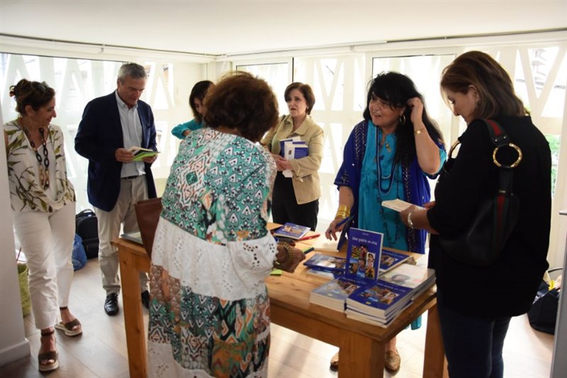 Une partie en Vrac : Book singing by Dr Noha Baz