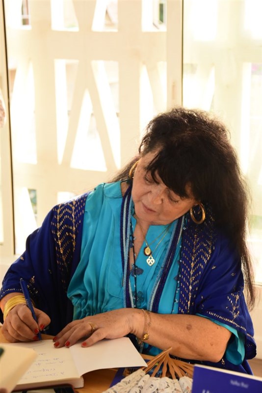 Une partie en Vrac : Book singing by Dr Noha Baz