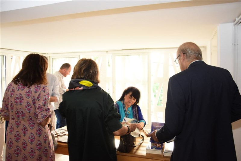 Une partie en Vrac : Book singing by Dr Noha Baz