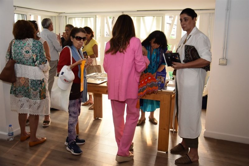 Une partie en Vrac : Book singing by Dr Noha Baz