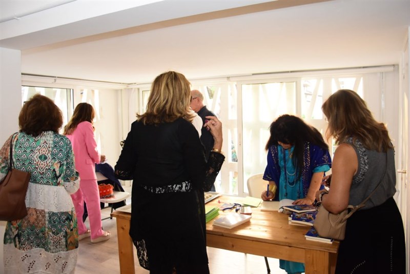 Une partie en Vrac : Book singing by Dr Noha Baz