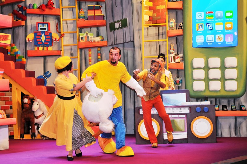 Gisele Hachem Zard dazzles children in PUPPET MARYAM 