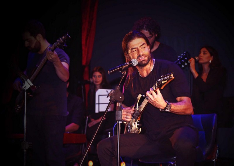 Fadee Andrawos Surrounded By his fans on stage