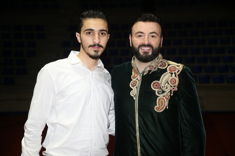 Tenor Gabriel Abdel Nour celebrating Christmas with 1000 choir members