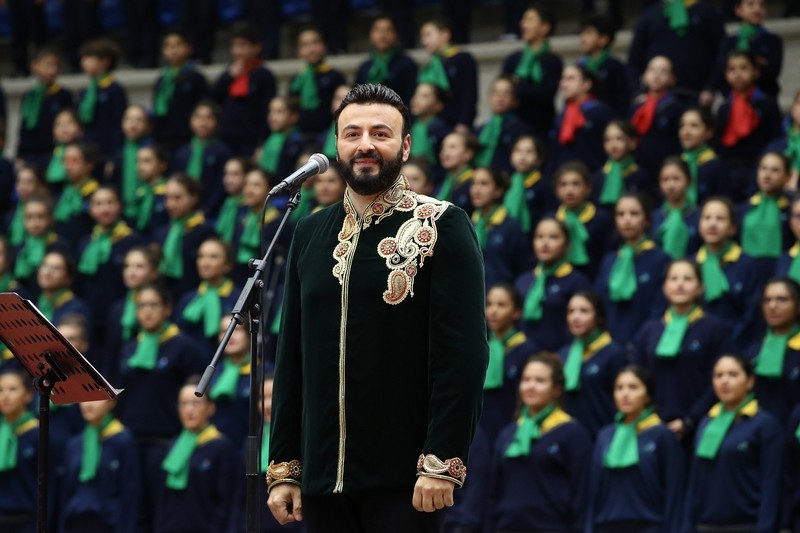 Tenor Gabriel Abdel Nour celebrating Christmas with 1000 choir members