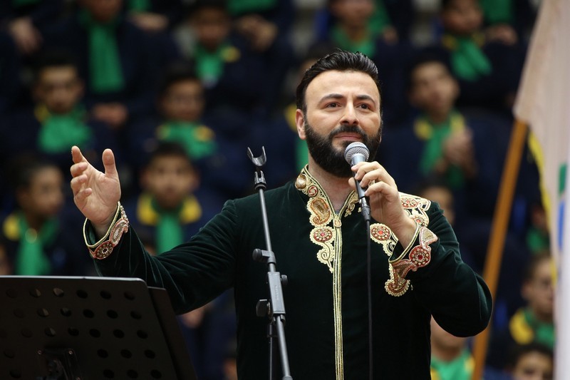 Tenor Gabriel Abdel Nour celebrating Christmas with 1000 choir members