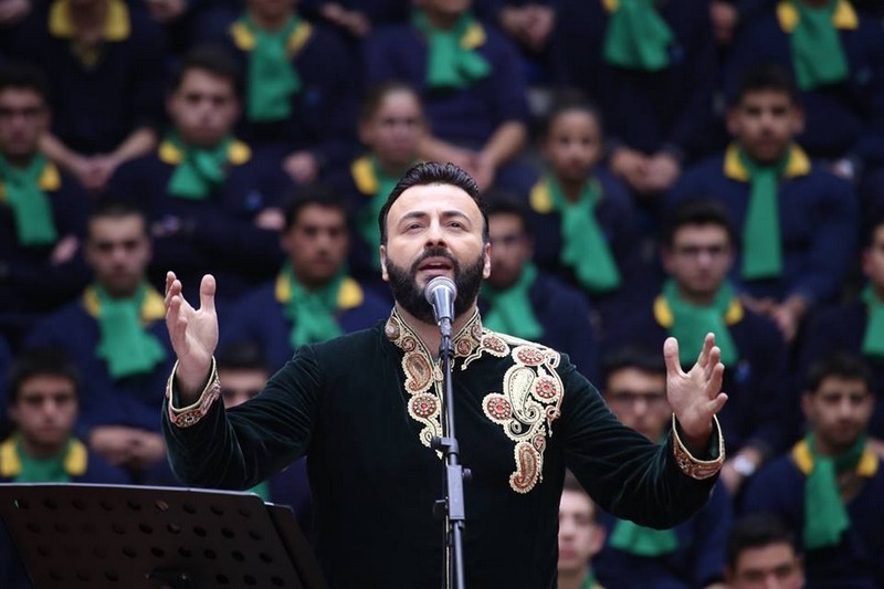 Tenor Gabriel Abdel Nour celebrating Christmas with 1000 choir members