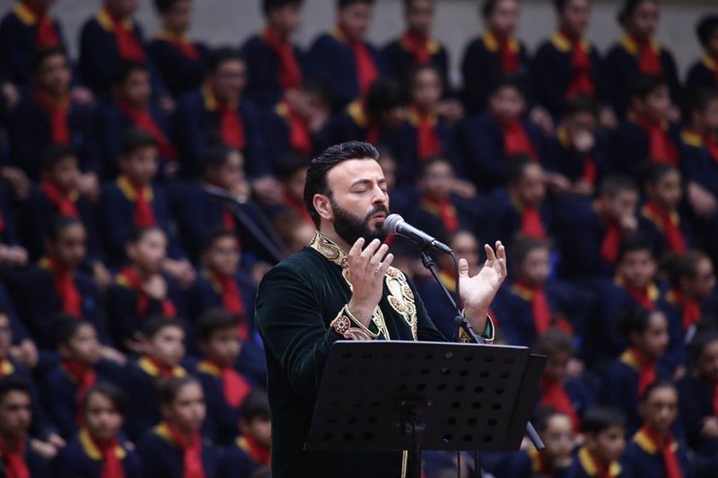 Tenor Gabriel Abdel Nour celebrating Christmas with 1000 choir members