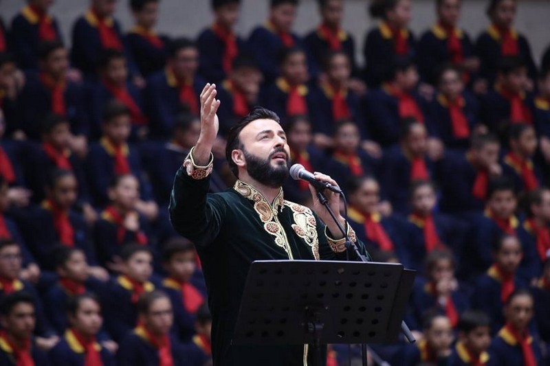 Tenor Gabriel Abdel Nour celebrating Christmas with 1000 choir members