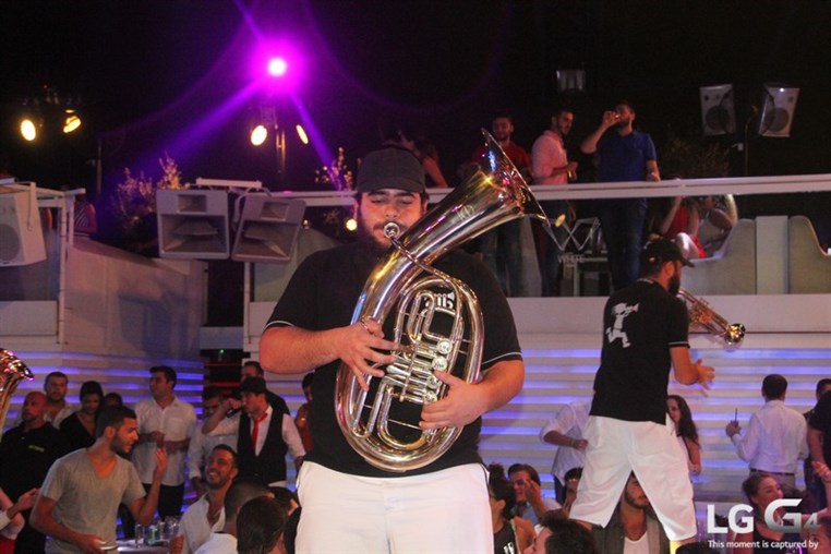 Donner Sang Compter Fundraising at White