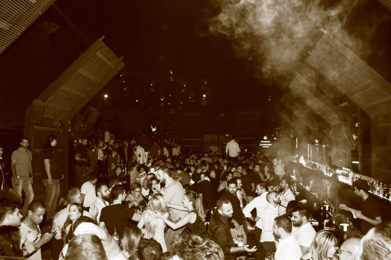 3al Lebnene at Myu On The Roof 