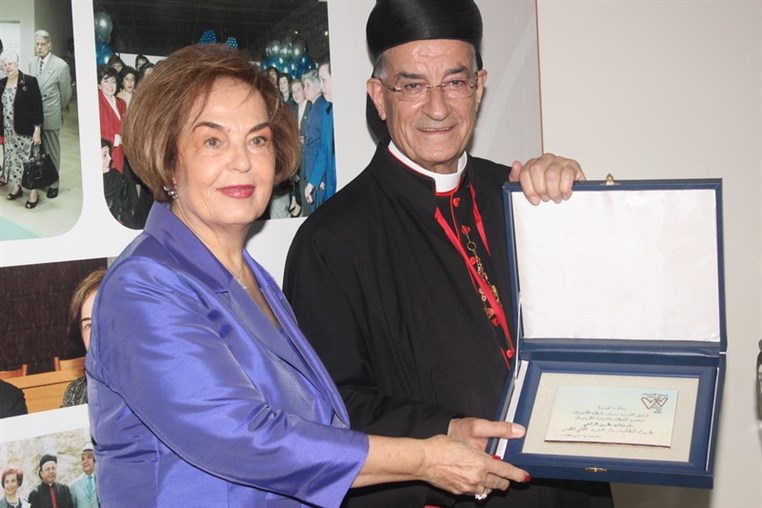 La présidente Marlène Tayah et Sa Béatitude le Patriarche.