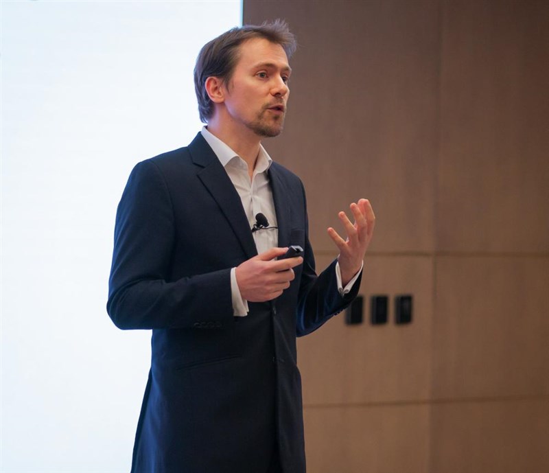 Leveraging knowledge in Financial Markers to Grow Personal Wealth 