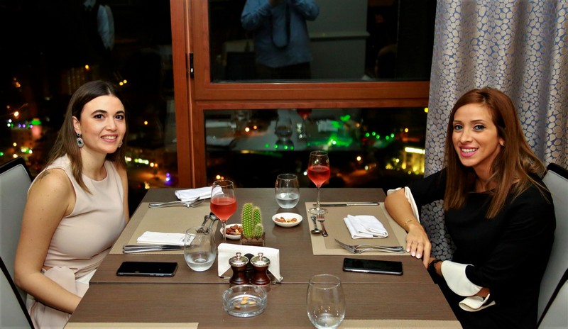 Signatures Restaurant & Lounge on Thursday Night
