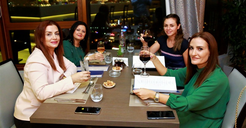 Signatures Restaurant & Lounge on Thursday Night