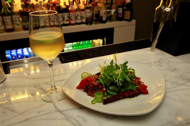 Signatures Restaurant & Lounge on Thursday Night