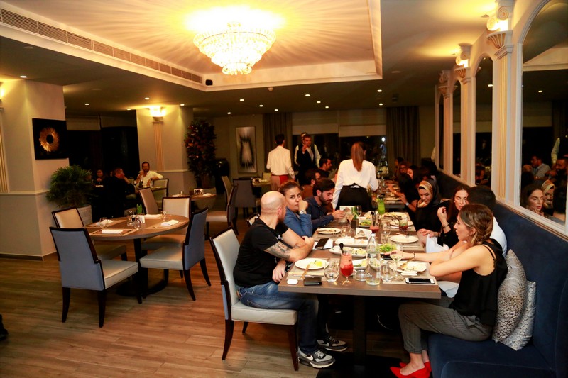 Signatures Restaurant & Lounge on Thursday Night