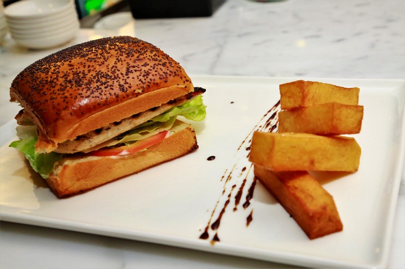 Signatures Restaurant & Lounge on Thursday Night