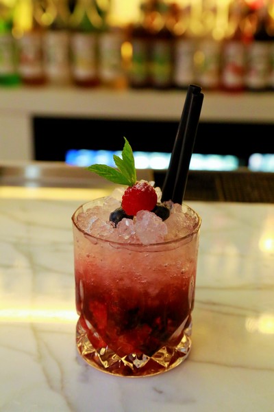 Signatures Restaurant & Lounge on Thursday Night