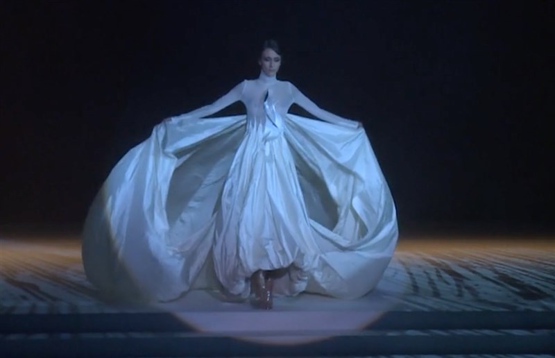 Stephane Rolland Spring 2018 Couture at PFW