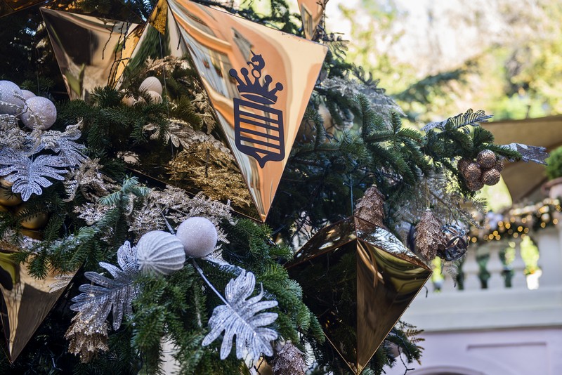 Le Noël de paix par la brillance de l’or et de diamants