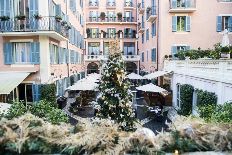 Le Noël de paix par la brillance de l’or et de diamants