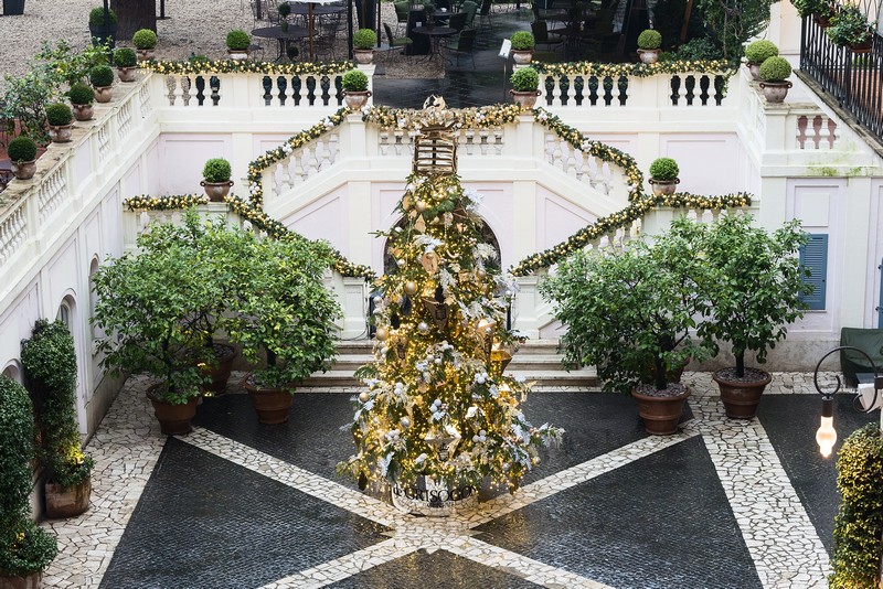 Le Noël de paix par la brillance de l’or et de diamants