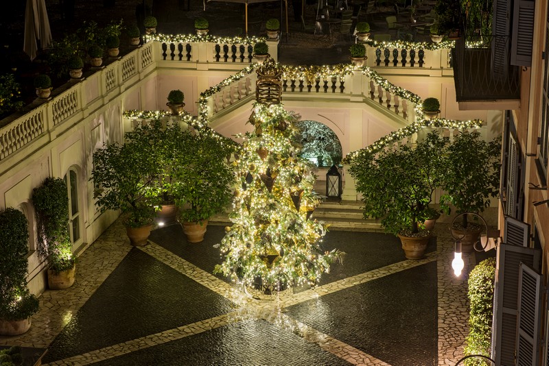 Le Noël de paix par la brillance de l’or et de diamants