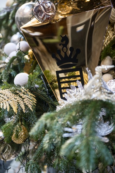 Le Noël de paix par la brillance de l’or et de diamants
