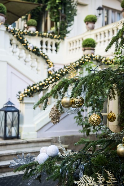 Le Noël de paix par la brillance de l’or et de diamants
