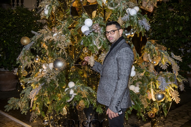 Le Noël de paix par la brillance de l’or et de diamants