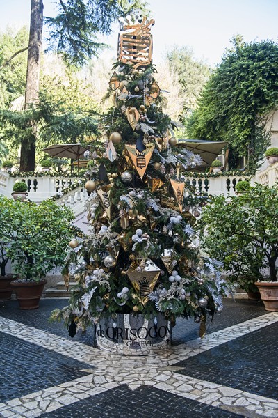 Le Noël de paix par la brillance de l’or et de diamants