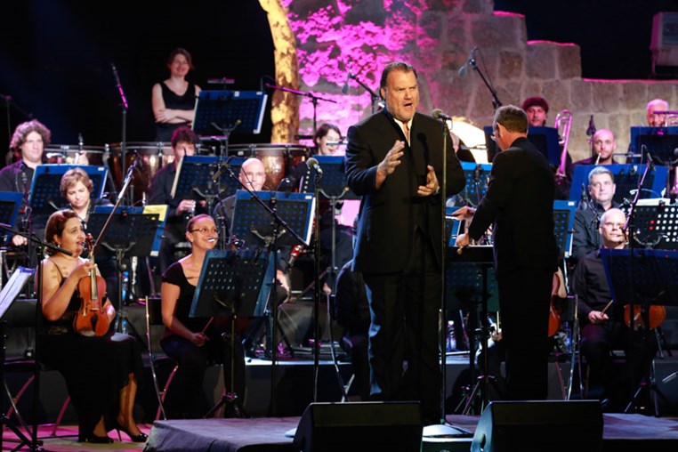 Bryn Terfel & Monica Yunus