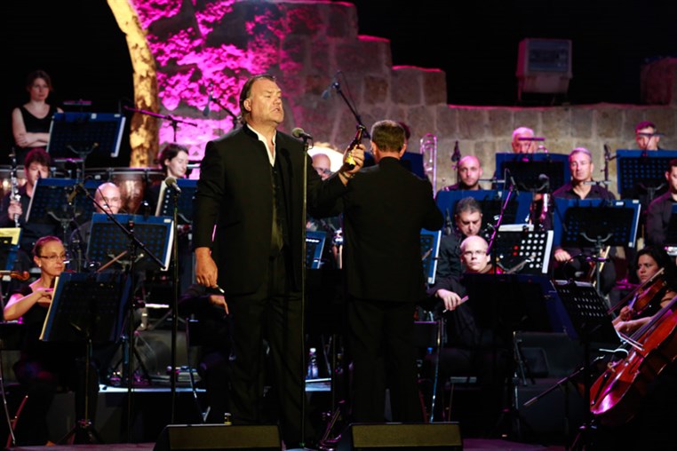 Bryn Terfel & Monica Yunus