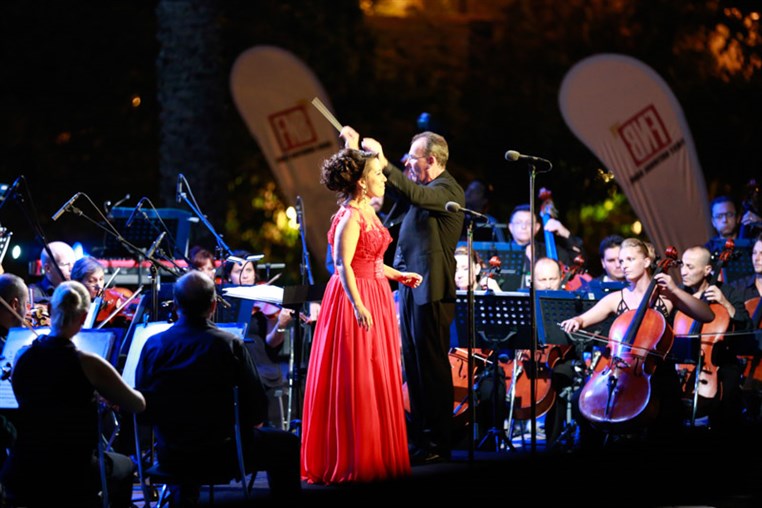 Bryn Terfel & Monica Yunus