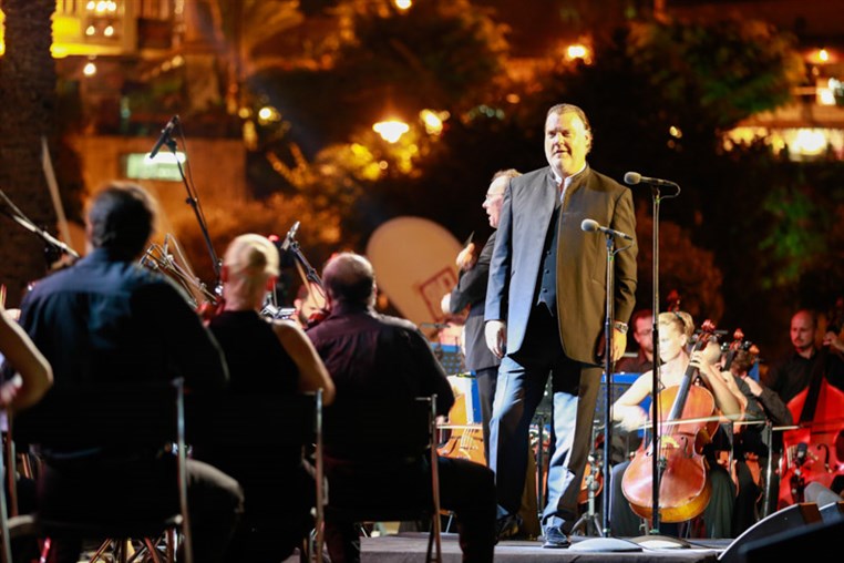 Bryn Terfel & Monica Yunus