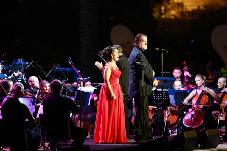 Bryn Terfel & Monica Yunus