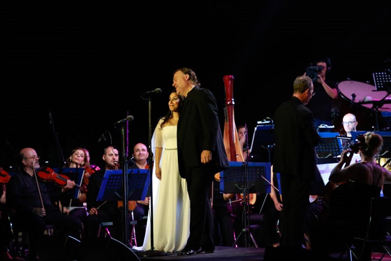 Bryn Terfel & Monica Yunus