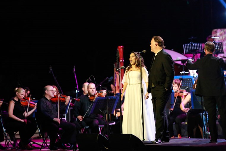 Bryn Terfel & Monica Yunus