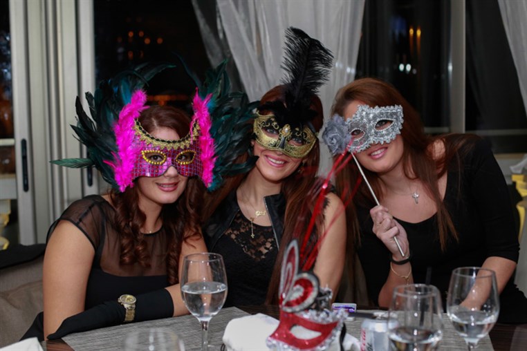 Le Chic Du Bal Masque 