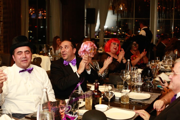 Le Chic Du Bal Masque 