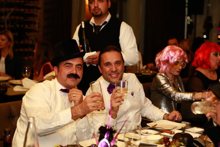 Le Chic Du Bal Masque 
